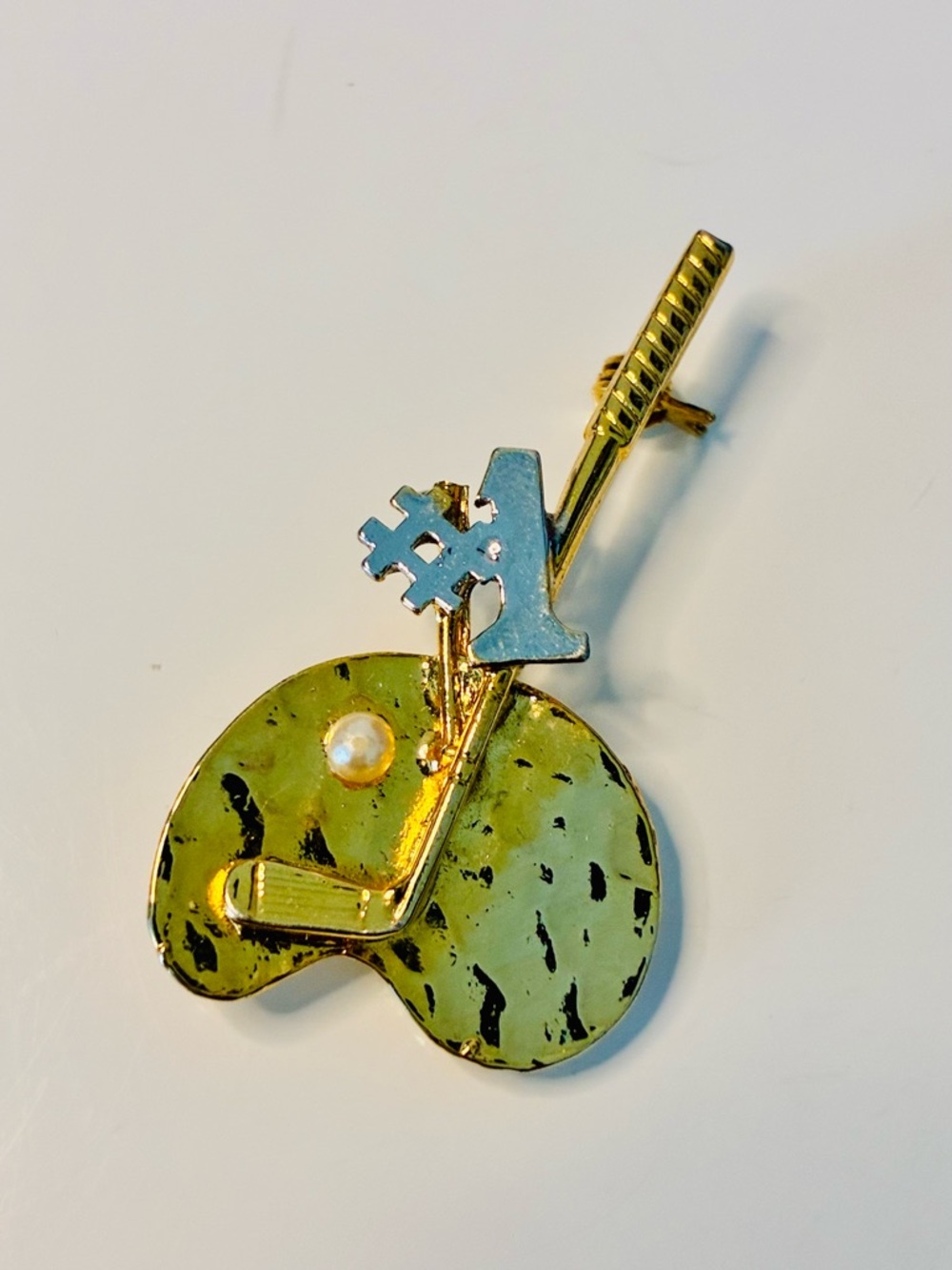 Gold Tone #1 Golf Stick Brooch with Single Pearl Golf Ball Motif Whole In One